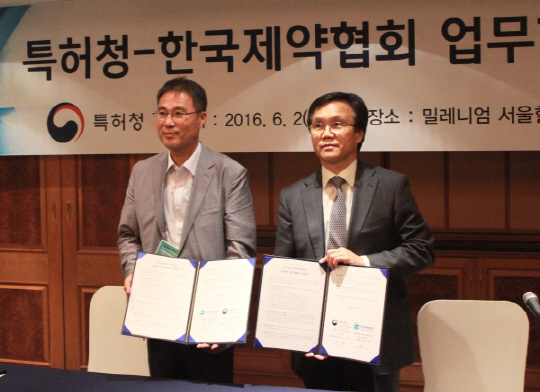 한국제약협회 갈원일 부회장(오른쪽)과 특허청 이상철 특허심사2국장이 2일 낮 서울 밀레니엄 힐튼호텔에서 업무협약 갱신 체결식을 갖고 있다.(사진 한국제약협회 제공)